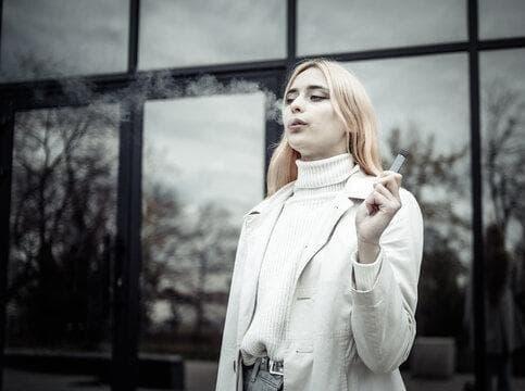 Jednorázové e-cigarety explained and who invented e-cigarettes as disposable vapes reshape smoking trends